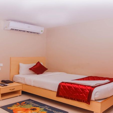 Hotel Vinayaga Tiruppur Exteriör bild