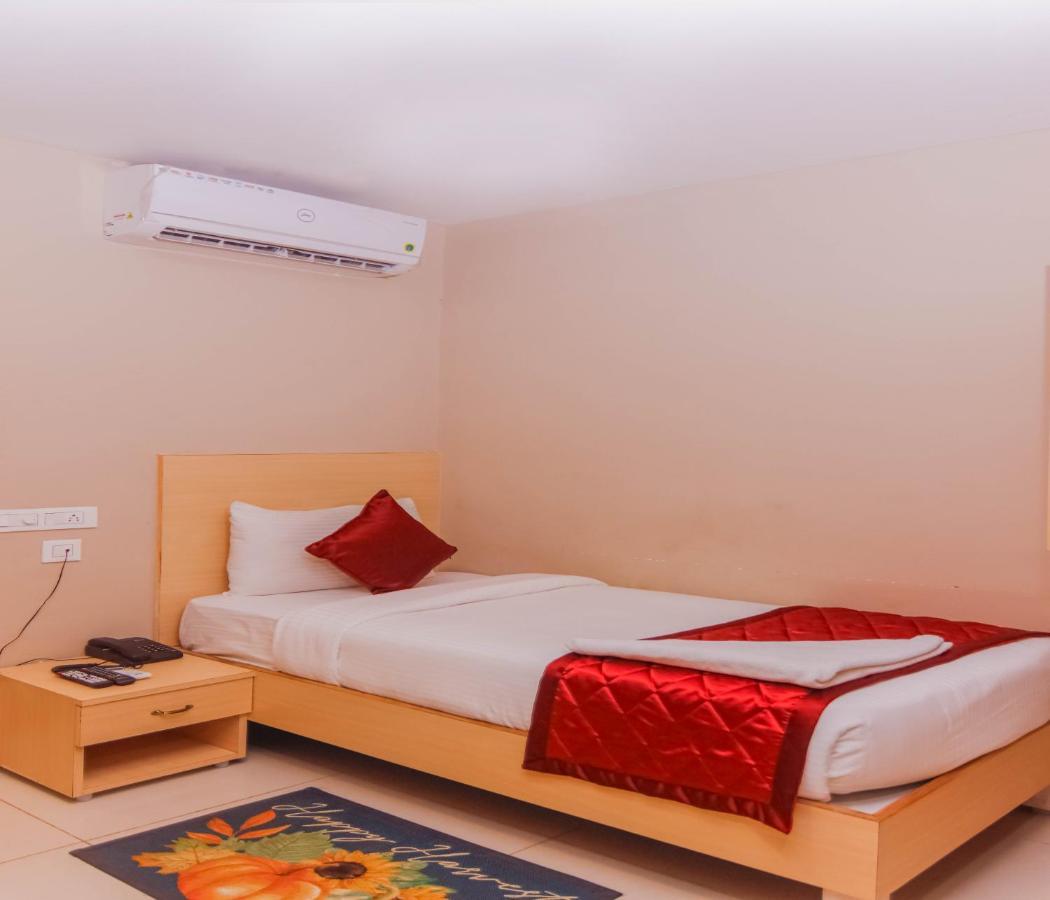 Hotel Vinayaga Tiruppur Exteriör bild