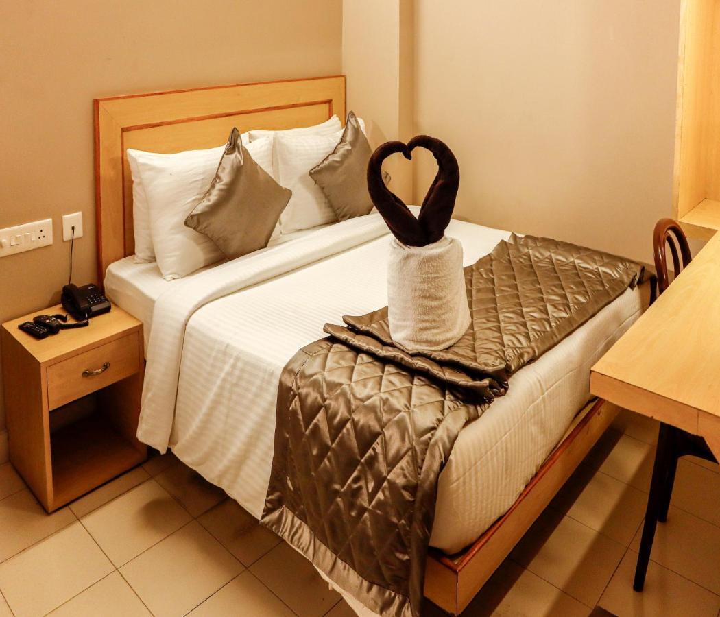 Hotel Vinayaga Tiruppur Exteriör bild