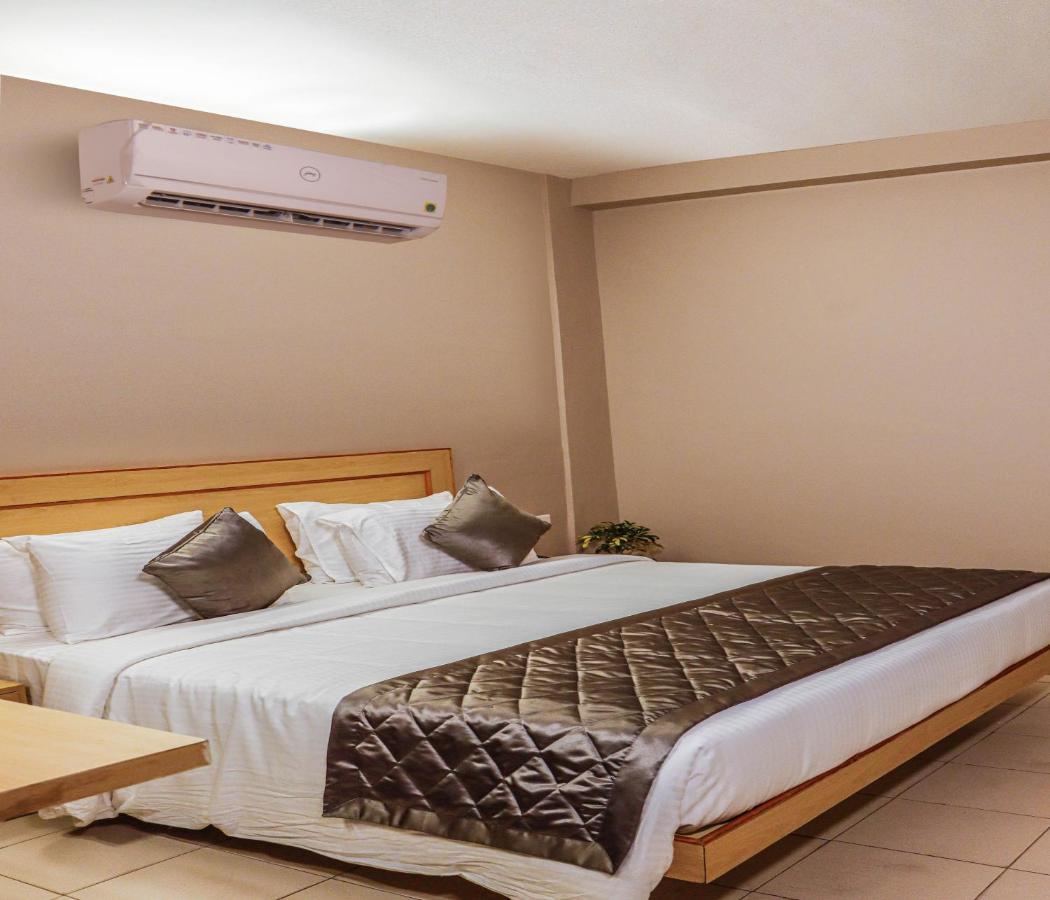 Hotel Vinayaga Tiruppur Exteriör bild