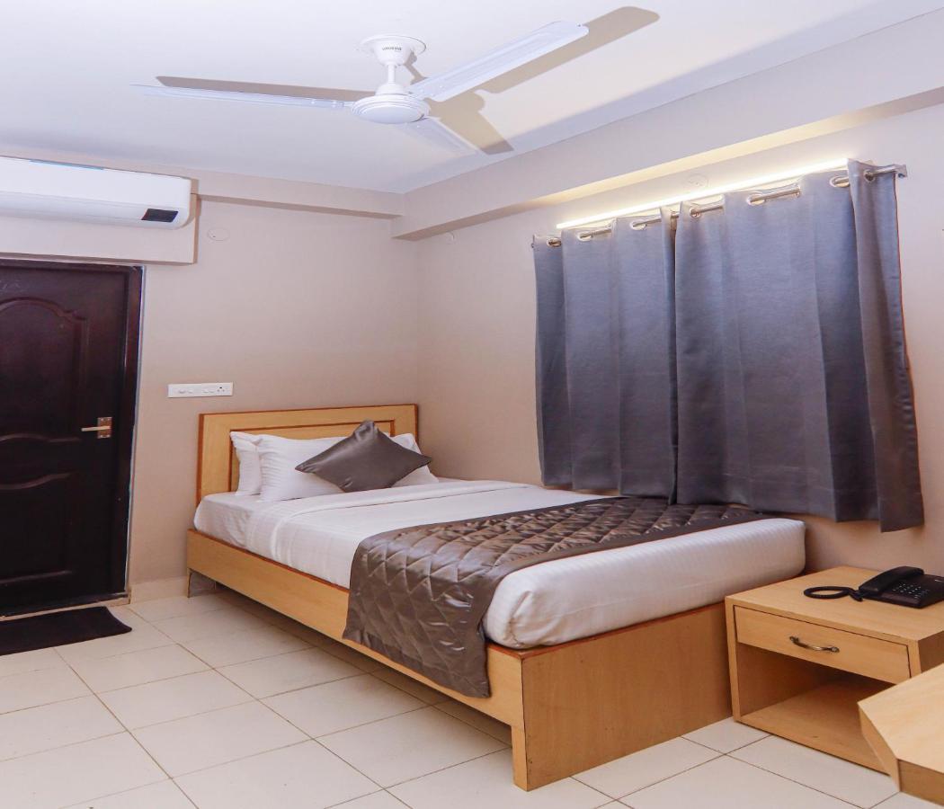 Hotel Vinayaga Tiruppur Exteriör bild